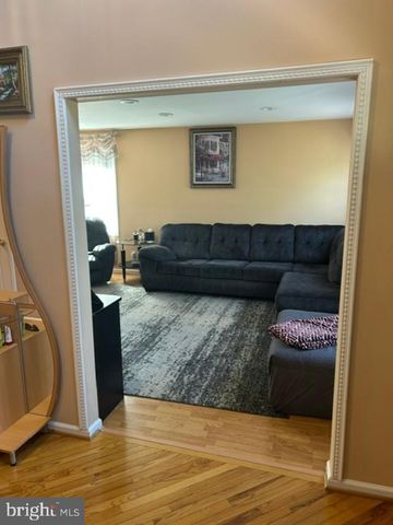 2067 E WELLINGTON RD, Newtown, PA 18940