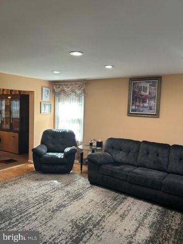 2067 E WELLINGTON RD, Newtown, PA 18940