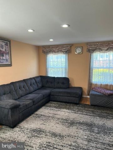 2067 E WELLINGTON RD, Newtown, PA 18940