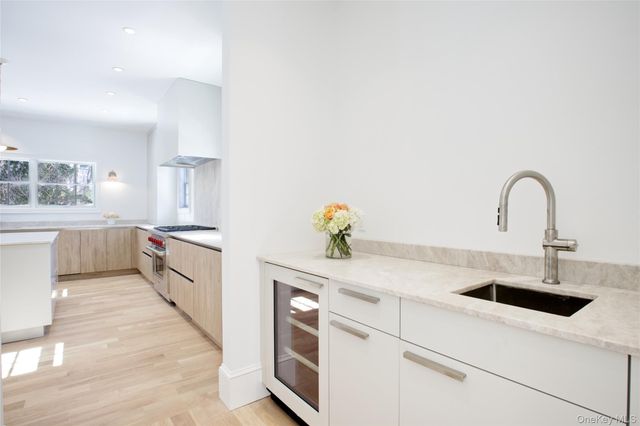 409 Abbey Road, Manhasset, NY 11030