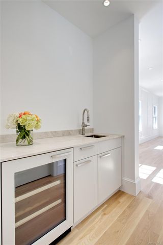 409 Abbey Road, Manhasset, NY 11030