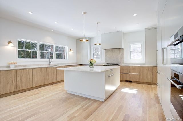 409 Abbey Road, Manhasset, NY 11030