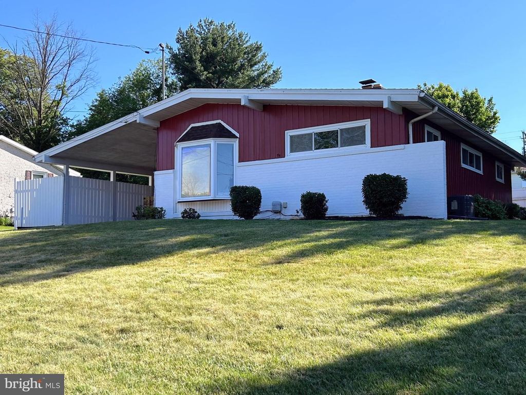 Image 1 of property listing at 2060 SANDALWOOD CT, York, PA 17404