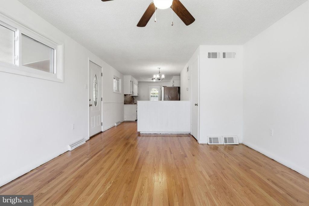Image 10 of property listing at 2060 SANDALWOOD CT, York, PA 17404