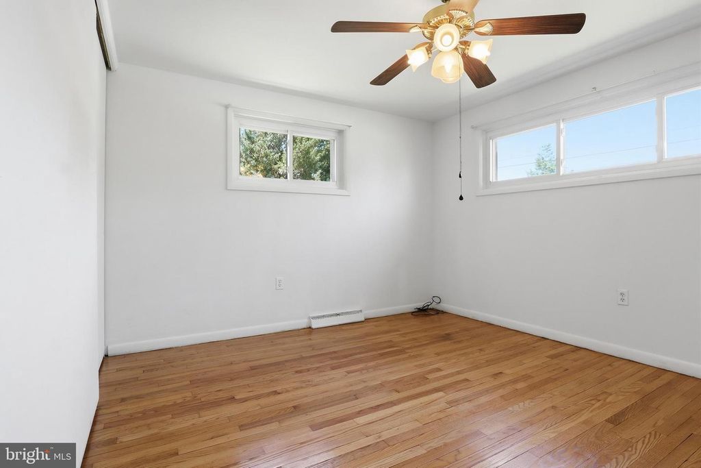 Image 11 of property listing at 2060 SANDALWOOD CT, York, PA 17404