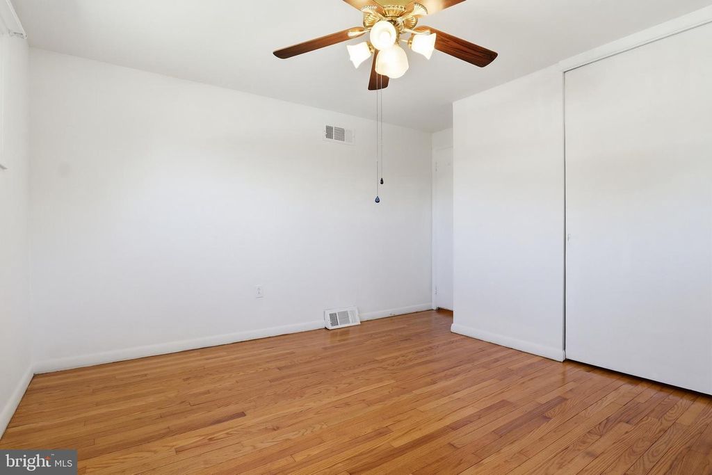 Image 12 of property listing at 2060 SANDALWOOD CT, York, PA 17404