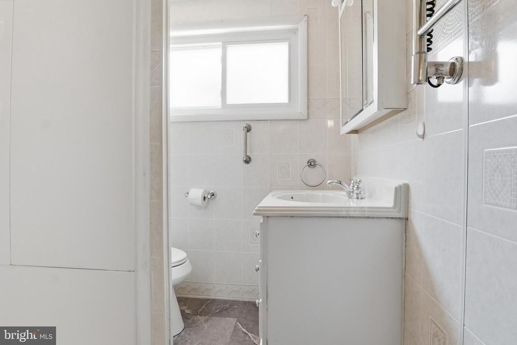 Image 14 of property listing at 2060 SANDALWOOD CT, York, PA 17404