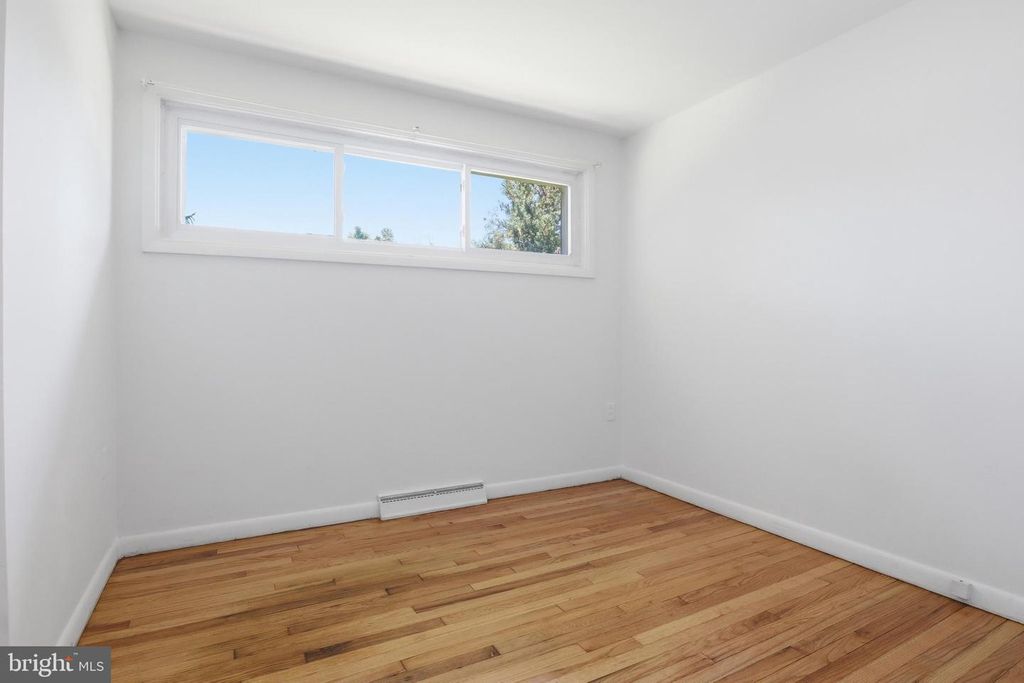 Image 16 of property listing at 2060 SANDALWOOD CT, York, PA 17404