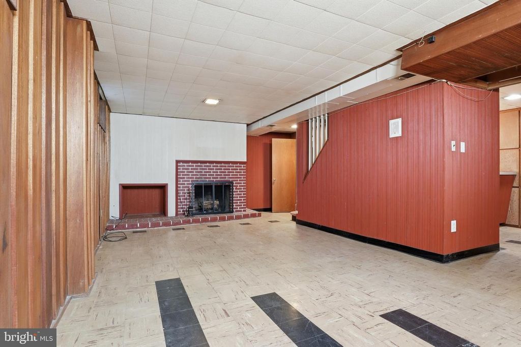 Image 18 of property listing at 2060 SANDALWOOD CT, York, PA 17404