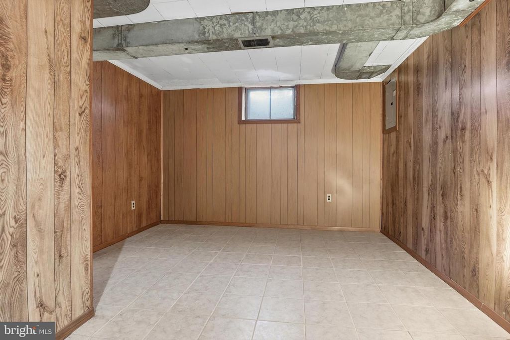 Image 19 of property listing at 2060 SANDALWOOD CT, York, PA 17404
