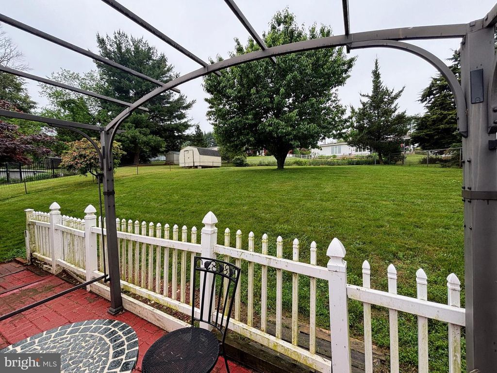 Image 2 of property listing at 2060 SANDALWOOD CT, York, PA 17404