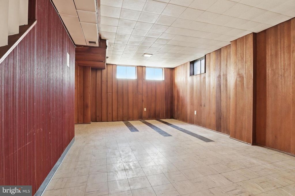 Image 21 of property listing at 2060 SANDALWOOD CT, York, PA 17404
