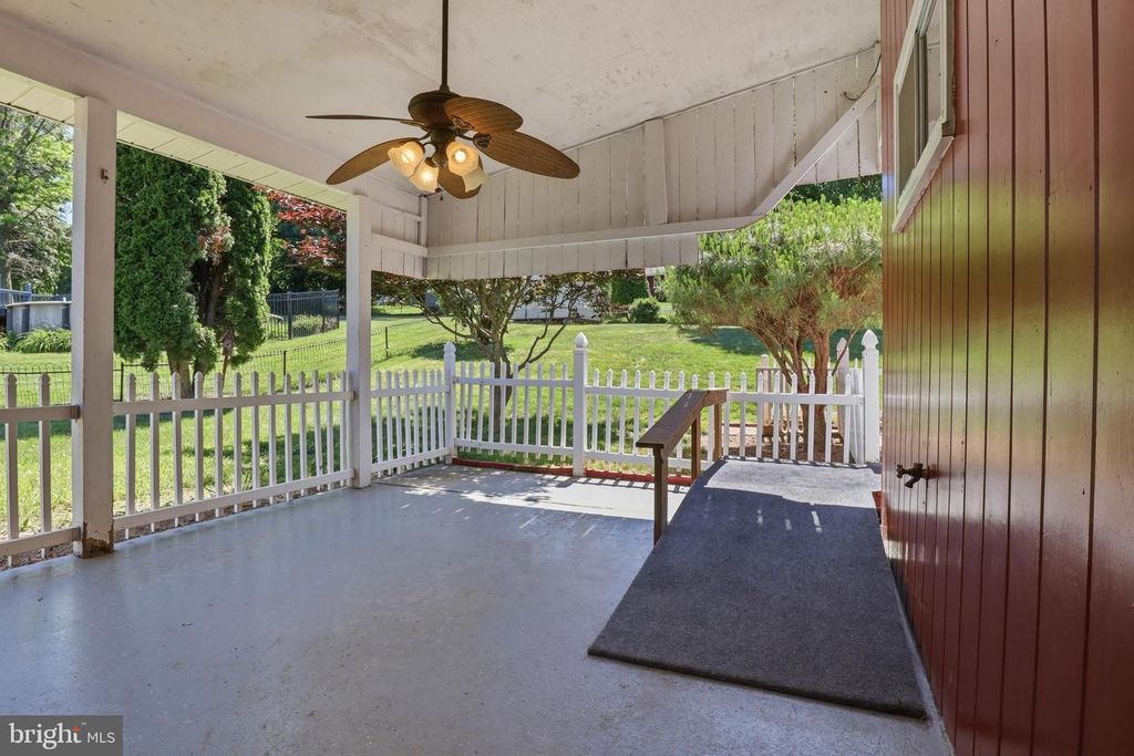 Image 25 of property listing at 2060 SANDALWOOD CT, York, PA 17404