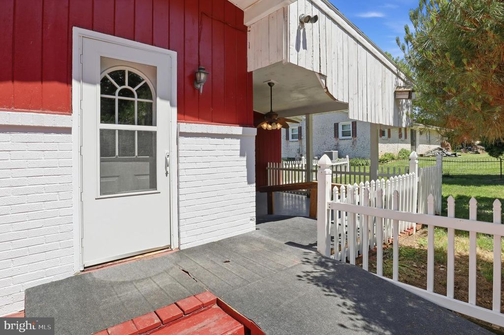 Image 26 of property listing at 2060 SANDALWOOD CT, York, PA 17404