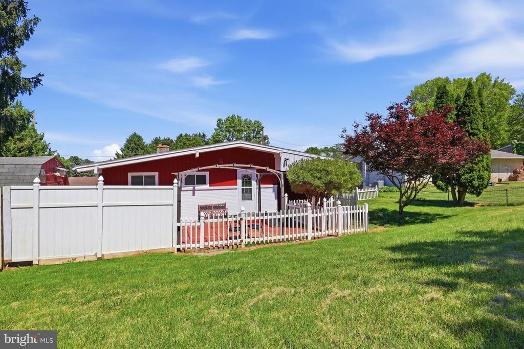 Image 27 of property listing at 2060 SANDALWOOD CT, York, PA 17404