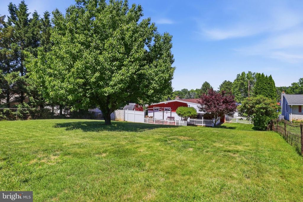Image 28 of property listing at 2060 SANDALWOOD CT, York, PA 17404