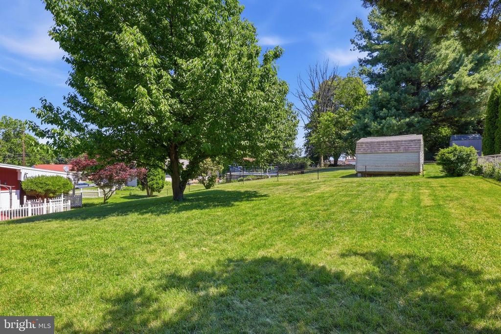 Image 29 of property listing at 2060 SANDALWOOD CT, York, PA 17404