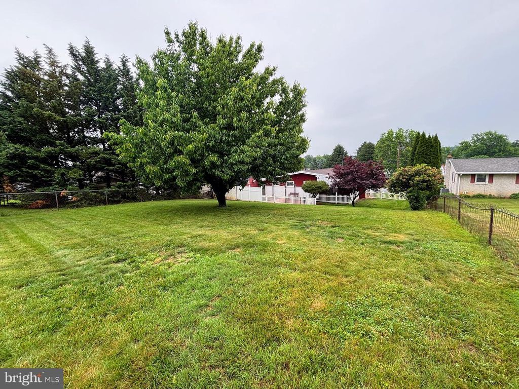 Image 3 of property listing at 2060 SANDALWOOD CT, York, PA 17404
