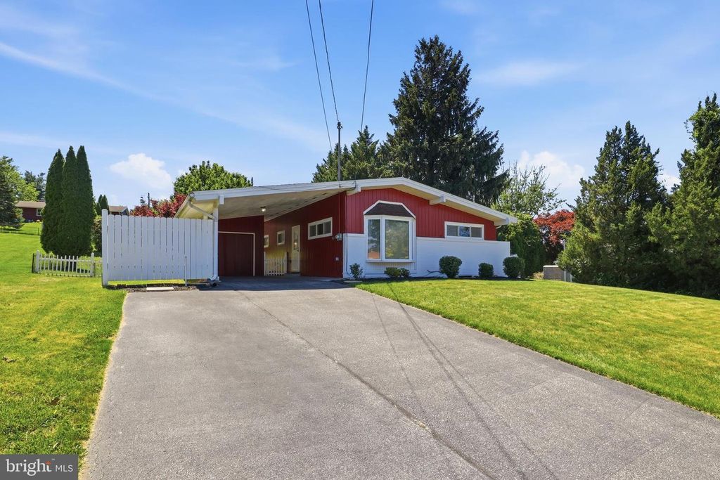 Image 30 of property listing at 2060 SANDALWOOD CT, York, PA 17404