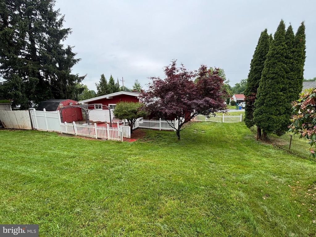 Image 4 of property listing at 2060 SANDALWOOD CT, York, PA 17404