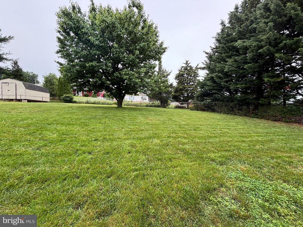 Image 5 of property listing at 2060 SANDALWOOD CT, York, PA 17404