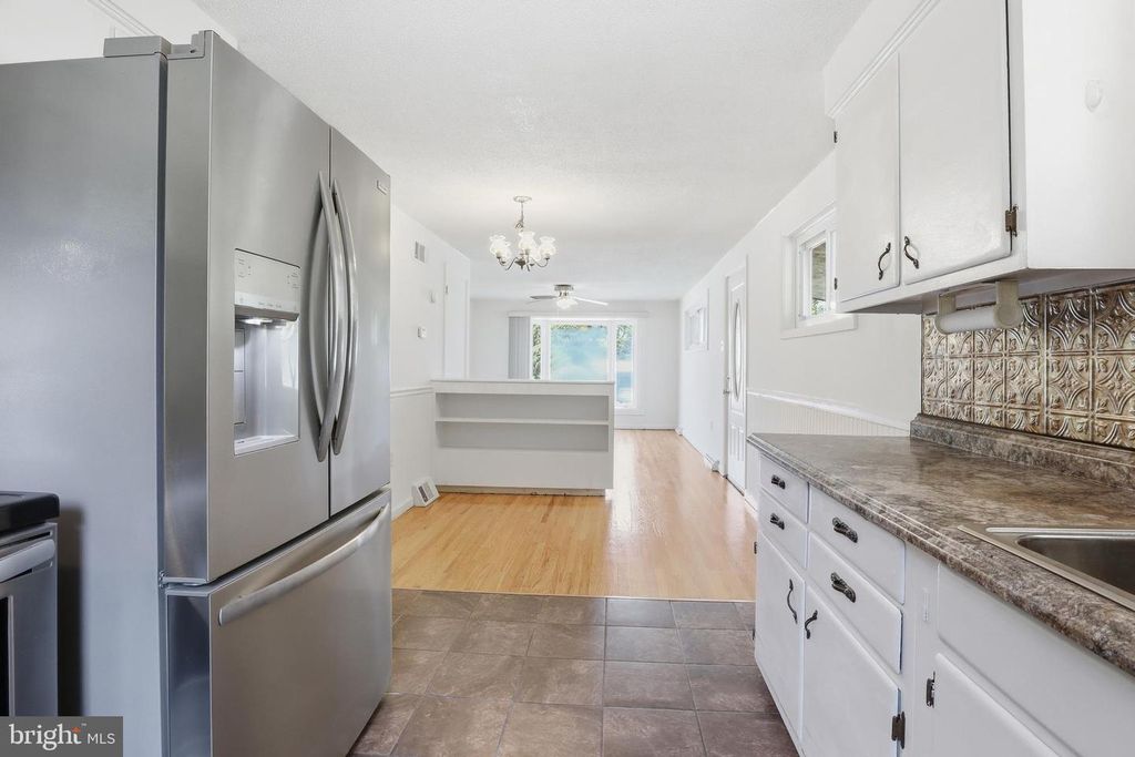 Image 6 of property listing at 2060 SANDALWOOD CT, York, PA 17404