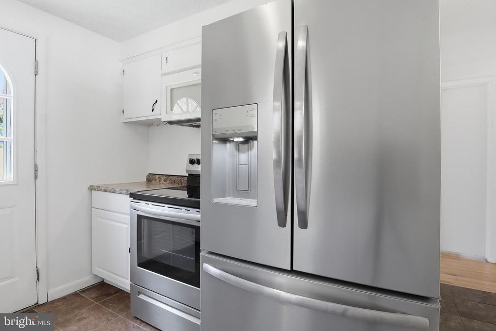 Image 7 of property listing at 2060 SANDALWOOD CT, York, PA 17404
