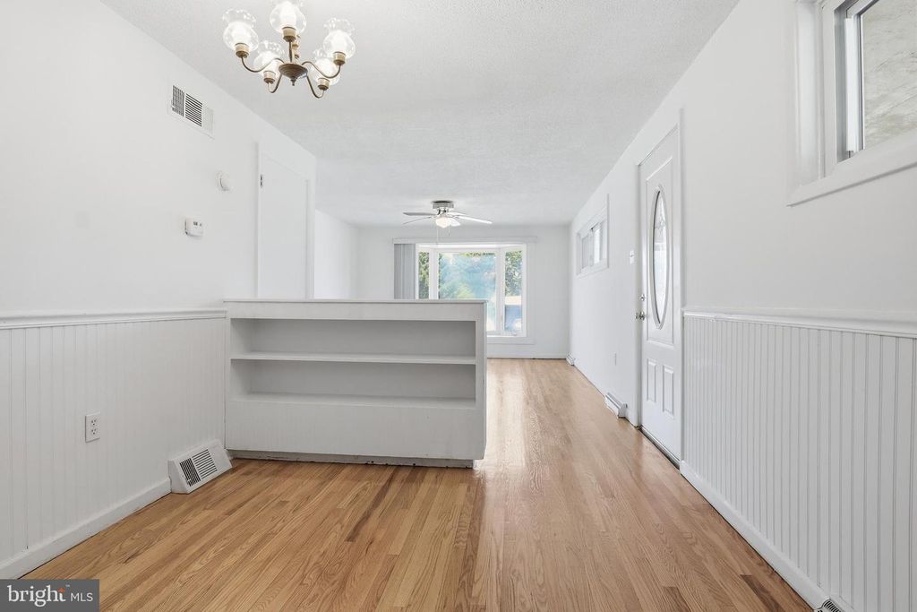 Image 8 of property listing at 2060 SANDALWOOD CT, York, PA 17404
