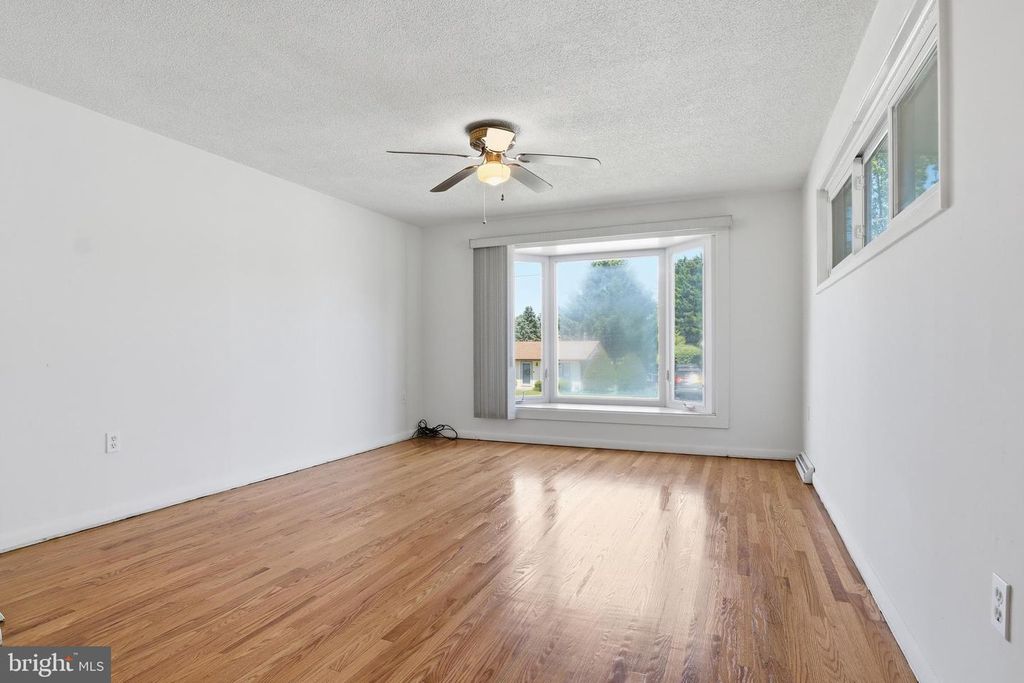 Image 9 of property listing at 2060 SANDALWOOD CT, York, PA 17404