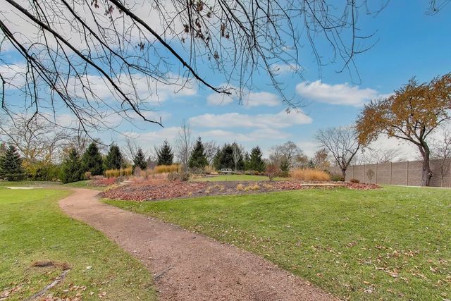 211 Briarwood Pass, Oak Brook, IL 60523