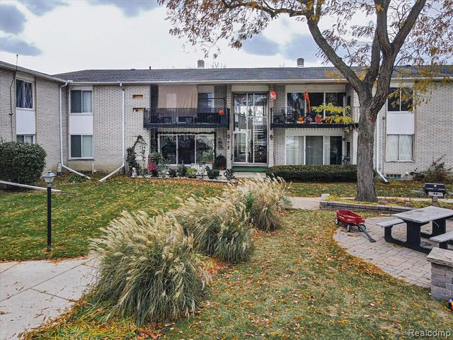 8497 Kennedy Circle 7, Warren, MI 48093