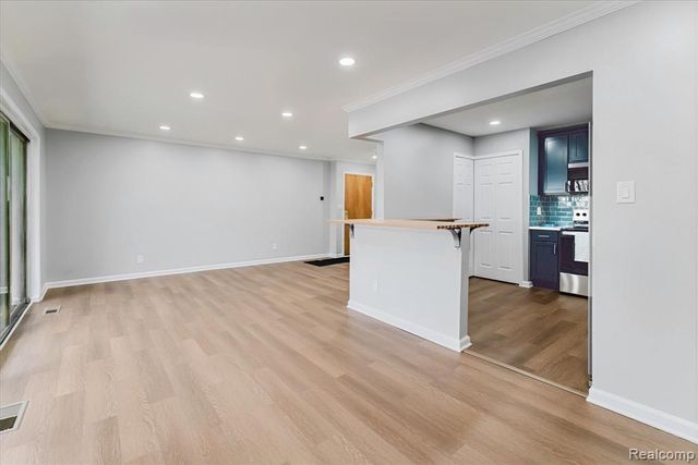 8497 Kennedy Circle 7, Warren, MI 48093