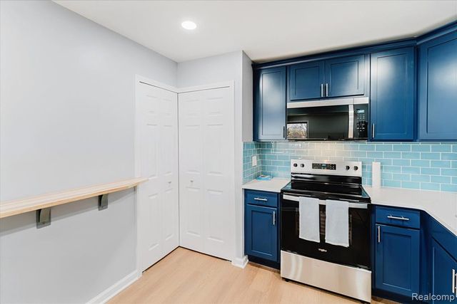 8497 Kennedy Circle 7, Warren, MI 48093