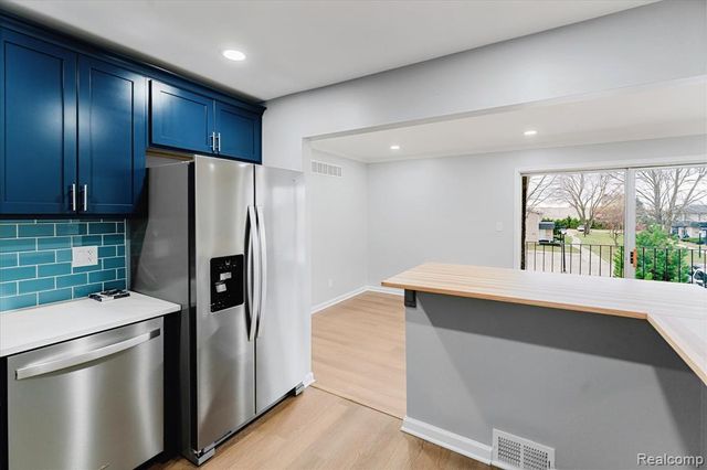 8497 Kennedy Circle 7, Warren, MI 48093