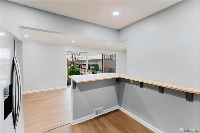 8497 Kennedy Circle 7, Warren, MI 48093