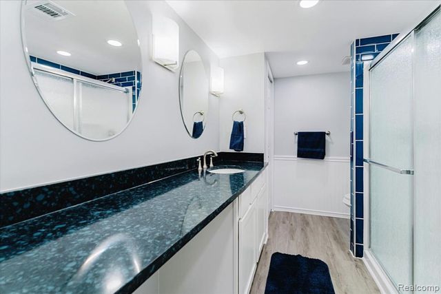 8497 Kennedy Circle 7, Warren, MI 48093