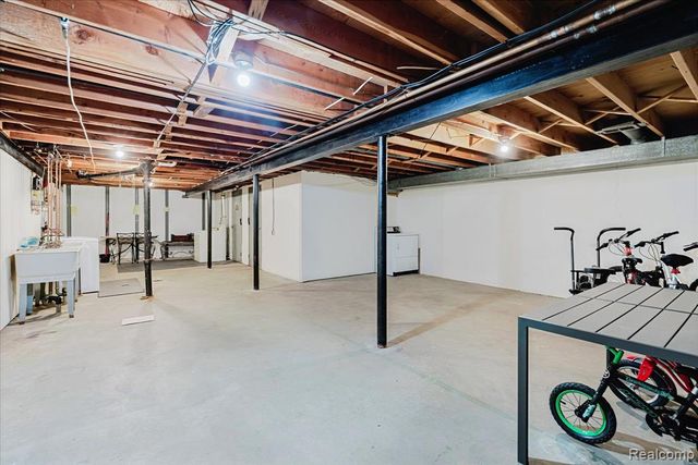 8497 Kennedy Circle 7, Warren, MI 48093