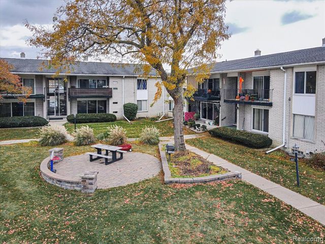 8497 Kennedy Circle 7, Warren, MI 48093