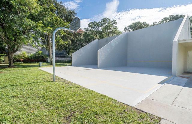 527 5th Terrace, Palm Beach Gardens, FL 33418