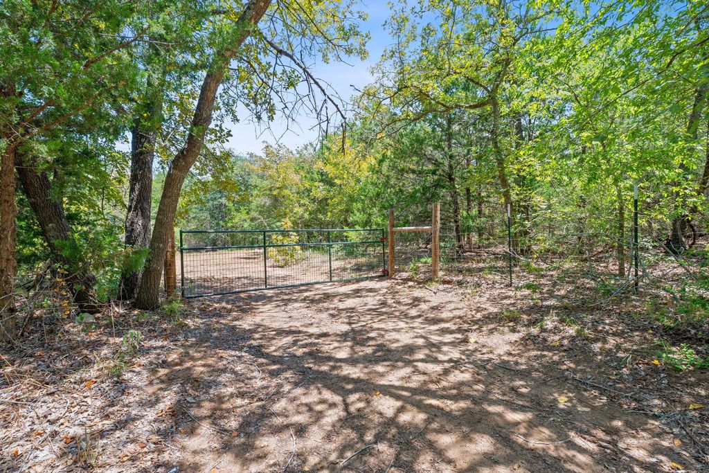 214 Shetland TRL, Dale, TX 78616
