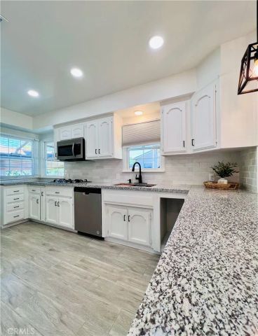 1735 Los Robles Drive, Bakersfield, CA 93306