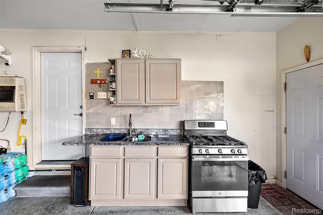 43187 Vintners Place Drive, Sterling Heights, MI 48314