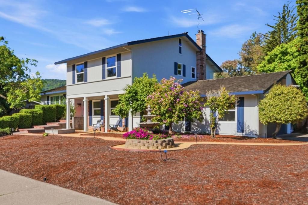 Image 3 of property listing at 1276 Larch Avenue, Moraga, CA 94556