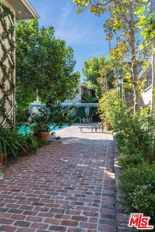 1225 Sunset Plaza Drive 2, West Hollywood, CA 90069