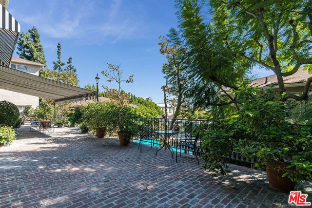 1225 Sunset Plaza Drive 2, West Hollywood, CA 90069