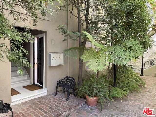 1225 Sunset Plaza Drive 2, West Hollywood, CA 90069