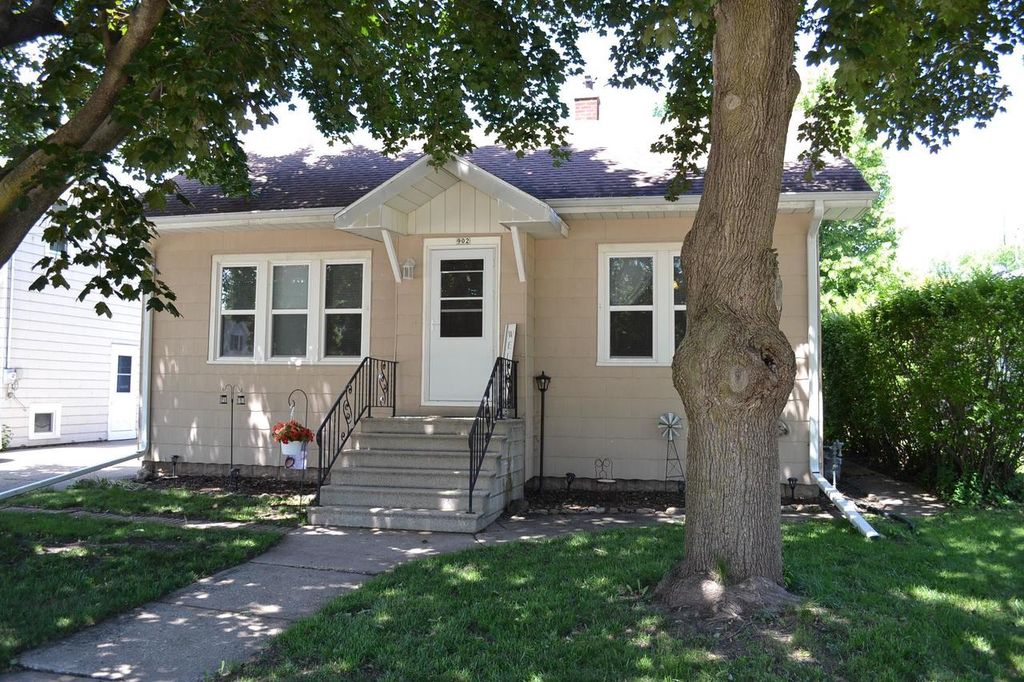 902 W 4TH AVENUE, Oshkosh, WI 54902