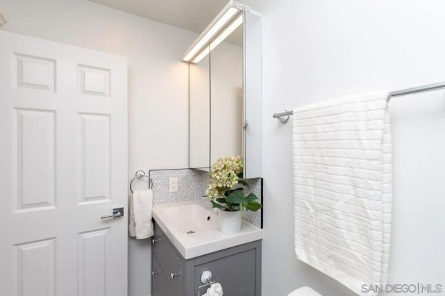 913 Johnson Ave, San Diego, CA 92103