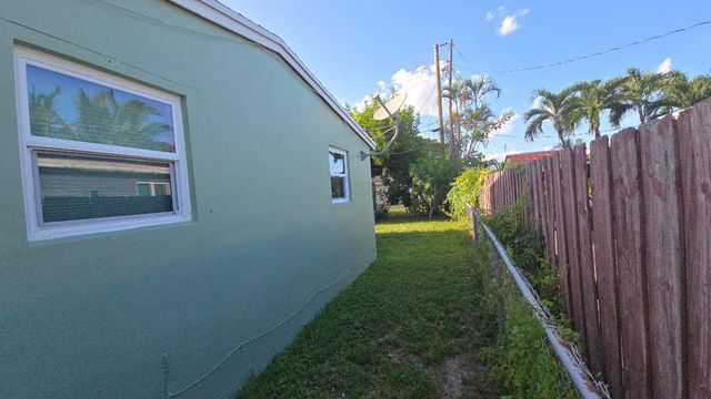 911 NE 58TH Street, Oakland Park, FL 33334