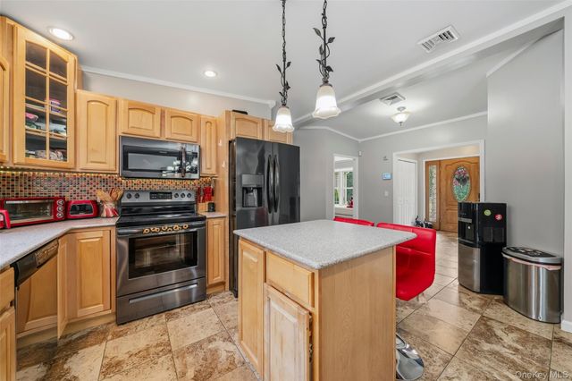 84 Pin Oak Drive, New Windsor, NY 12553